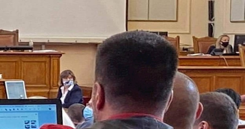 Fotka iz bugarskog parlamenta obišla je svijet, morate vidjeti čime se bavi jedan zastupnik