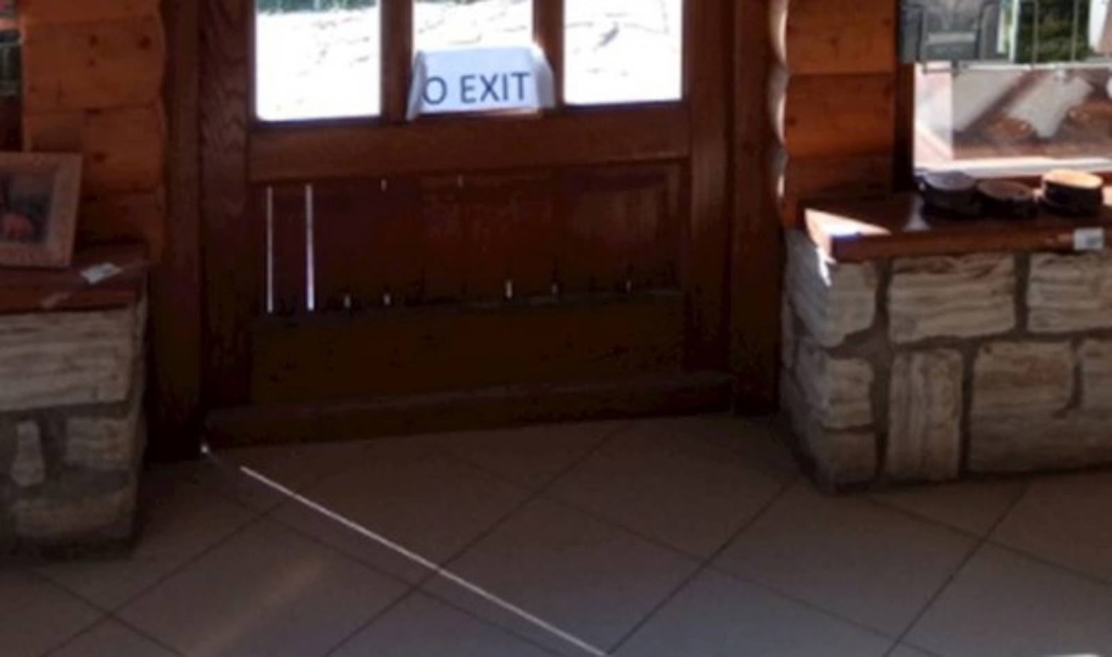 Netko je morao fotkati i svima pokazati vrata suvenirnice na Plitvicama, odmah ćete vidjeti zašto