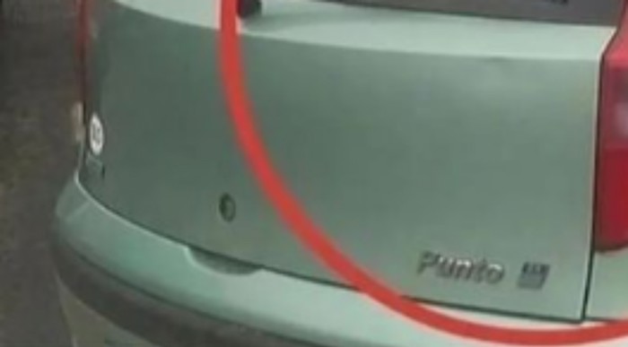 Muškarac je na auto svoje partnerice prikvačio bizarnu ispriku, fotka je teški hit u cijeloj regiji