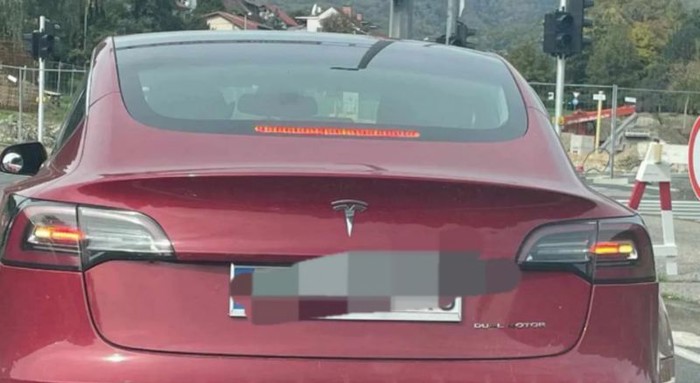 Vozač je na automobil stavio dodatnu registraciju i nasmijao ostale u prometu, fotka je hit