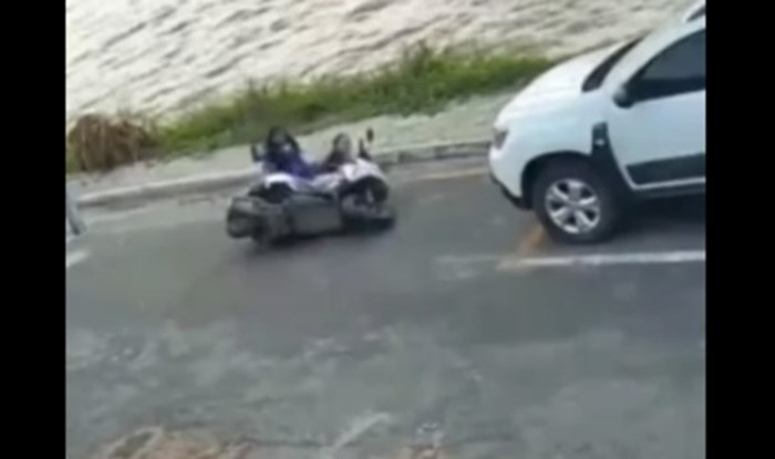 Tip je pokušao pomoći curama koje su pale s motora, snimka onoga što je uslijedilo teški je hit