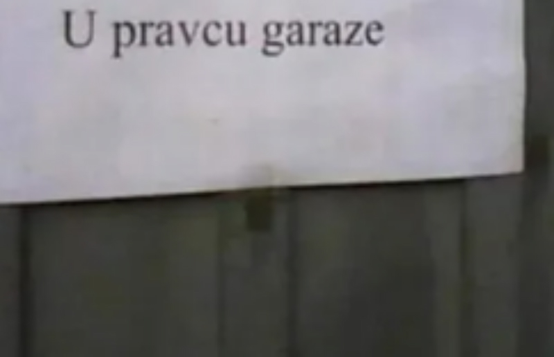 Vlasnik je na vrata svoje garaže postavio bizarnu obavijest, fotka je odmah postala hit u regiji