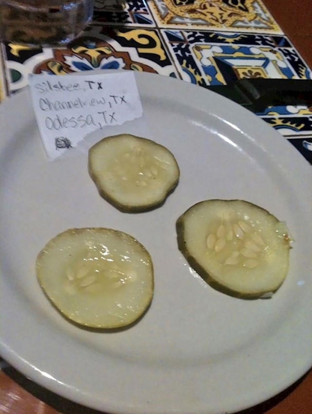 9. "Naručio sam burger i rekao konobaru da ću za svaki komadić kiselog krastavca uništiti jedan grad. On se vratio s ovim. Na papiriću su pisali gradovi koje najmanje voli."