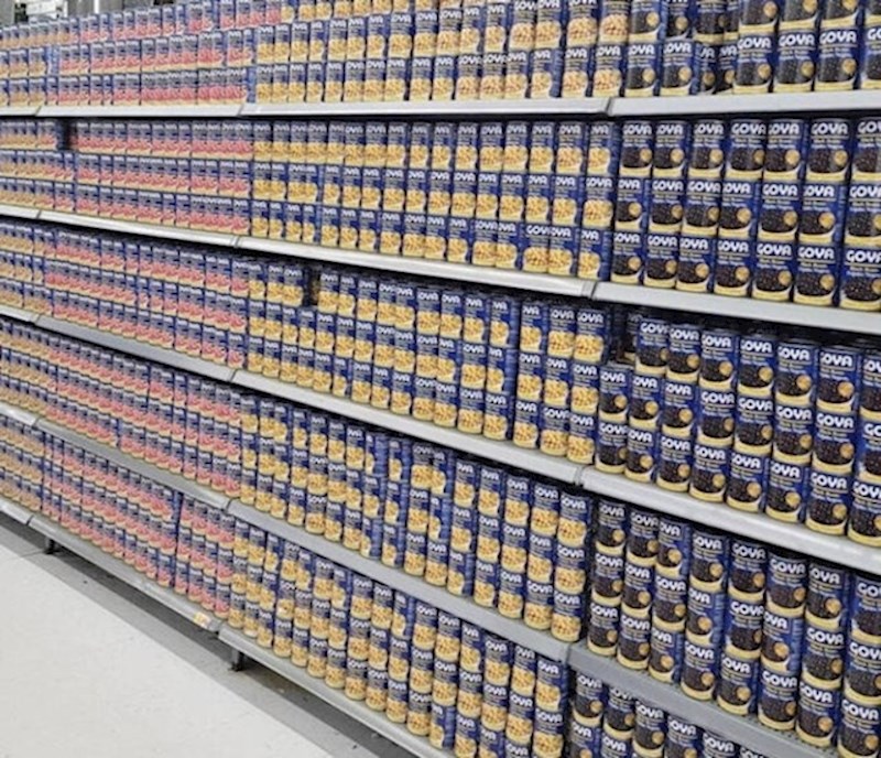 2. Cijela polica posvećena konzerviranom grahu