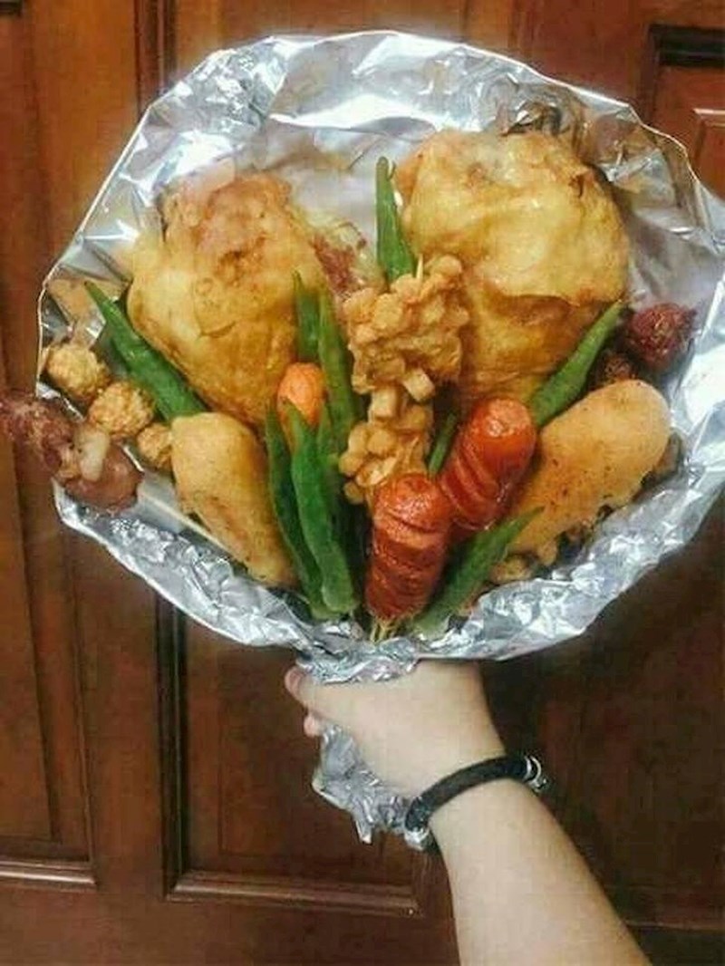 16. Moj dečko poklonio mi je buket od hrane. Nisam sigurna jesam li uznemirena ili oduševljena.