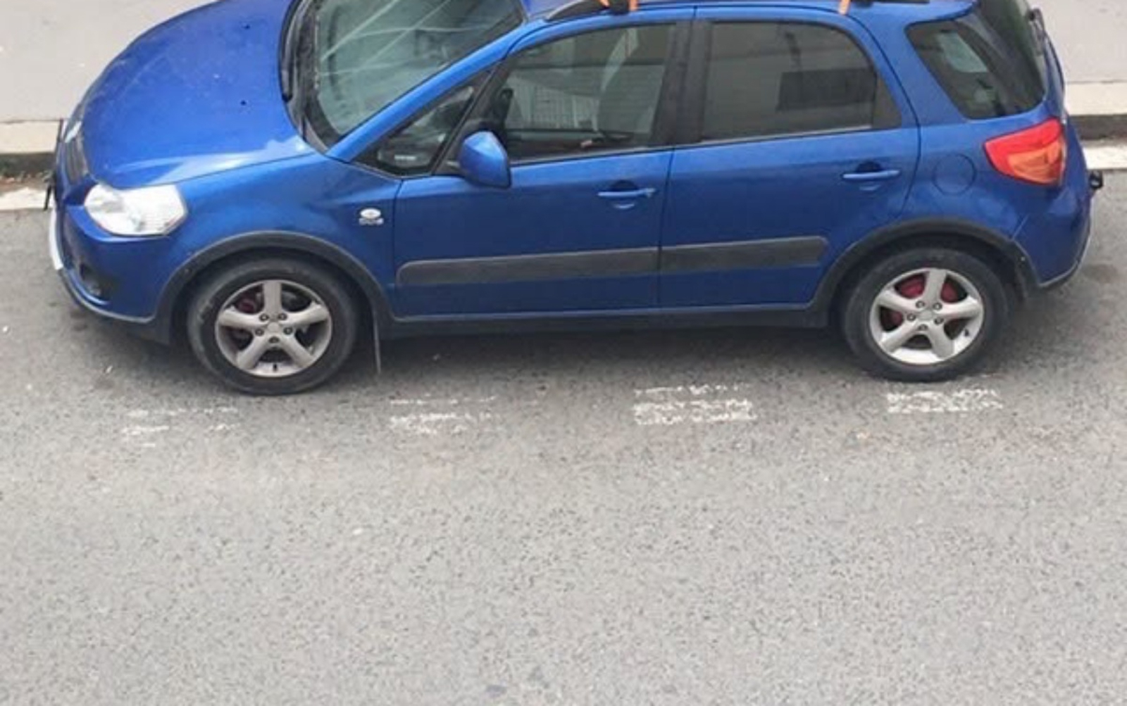 Prolaznik je slikao automobil s bizarnim dodatkom na krovu, fotka je odmah postala hit u regiji