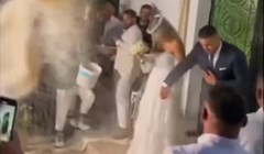 Fejsom kruži hit snimka s vjenčanja, morate vidjeti kako su gosti dočekali mladence pred crkvom