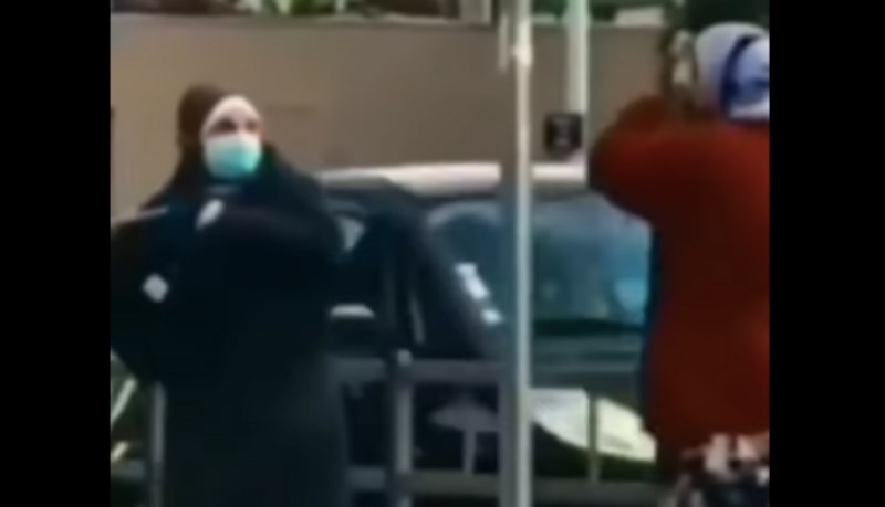 Snimka svađe dviju bakica nasmijala je ljude na Fejsu, kad ju vidite odmah će vam biti jasno zašto