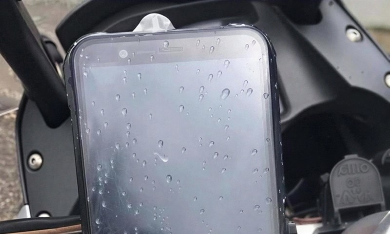 Način na koji je netko zaštitio mobitel od kiše nasmijao je tisuće na Fejsu, morate vidjeti ovaj hit