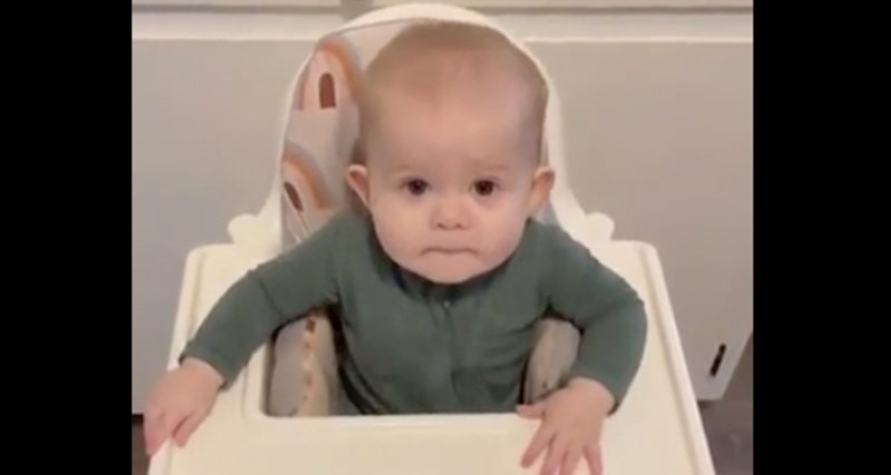 Roditelji su bebi kupili zdjelicu koja se ne miče, prasnut ćete u smijeh kad vidite kraj snimke