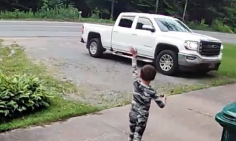 Sin je istrčao za tatom koji je išao na posao, snimka onoga što je uslijedio raznježila je internet