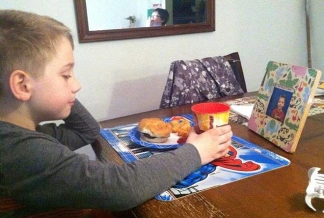 6. Moj brat svaku večer jede ispred svoje vlastite fotografije