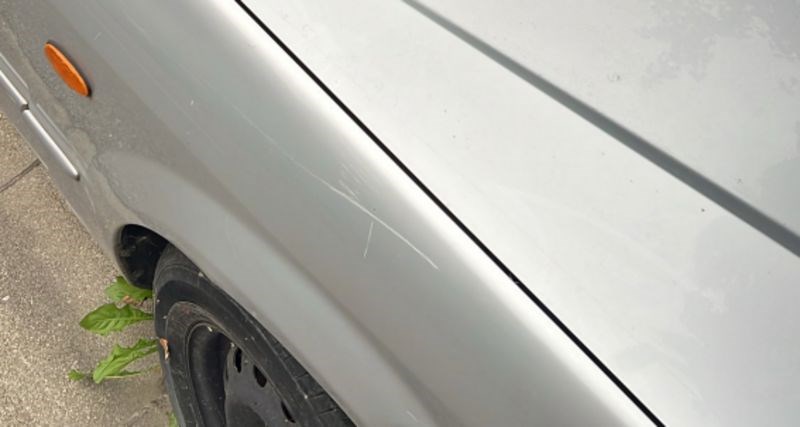 Prolaznik je primijetio bizarne detalje na parkiranom autu, fotka je postala hit u cijeloj zemlji