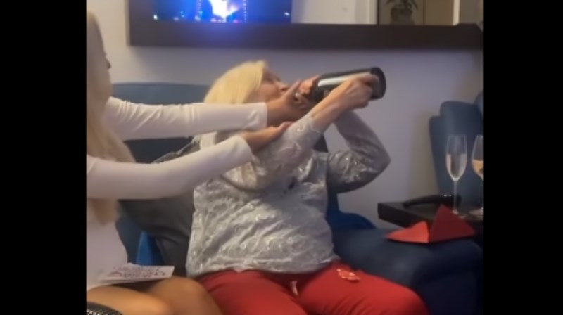 Snimka s nečijeg obiteljskog druženja hit je na mrežama, potez ove gospođe je urnebesan