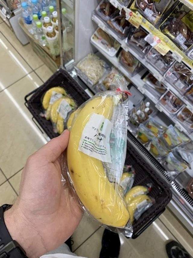 10. Banane omotane u plastiku