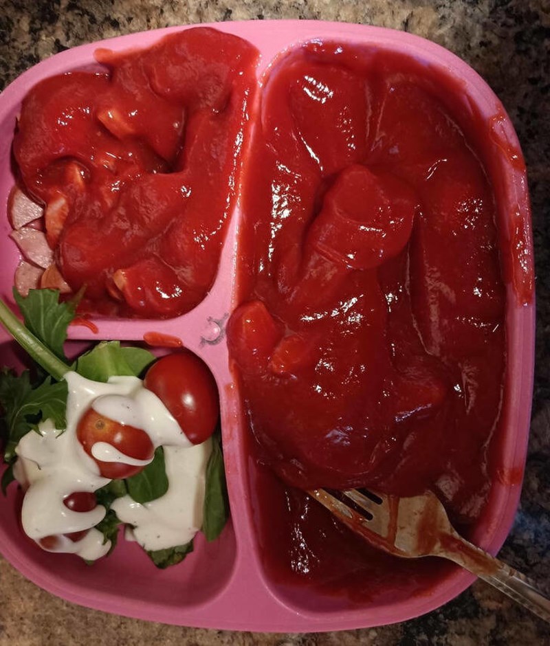 6. Moja kći sama je odlučila staviti kečap na tanjur