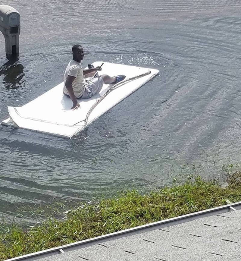4. Snašao se tijekom poplave tako da je iskoristio vrata kao splav
