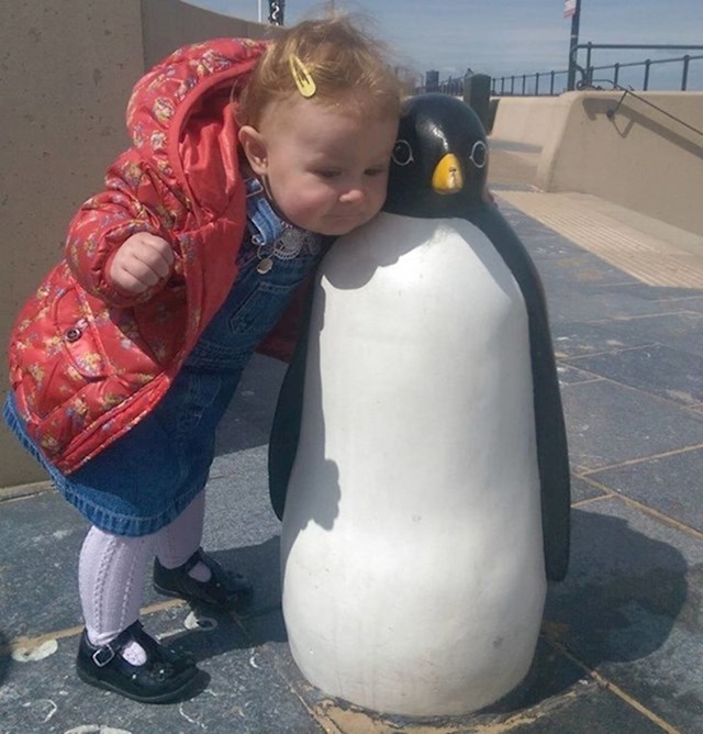 3. Nije se htjela rastati sa svojim prijateljem pingvinom
