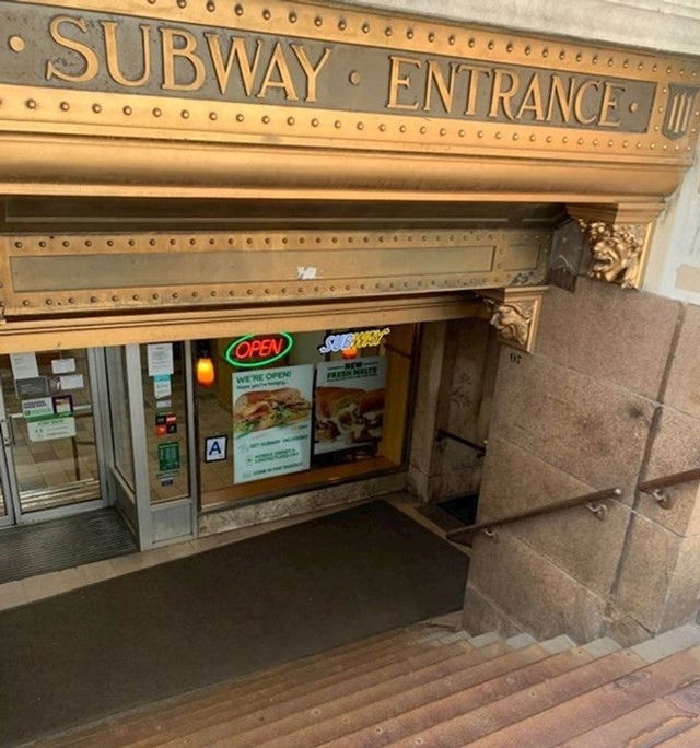 15. Stari ulaz u podzemnu željeznicu poslužio je kao kul ulaz u restoran brze prehrane Subway.
