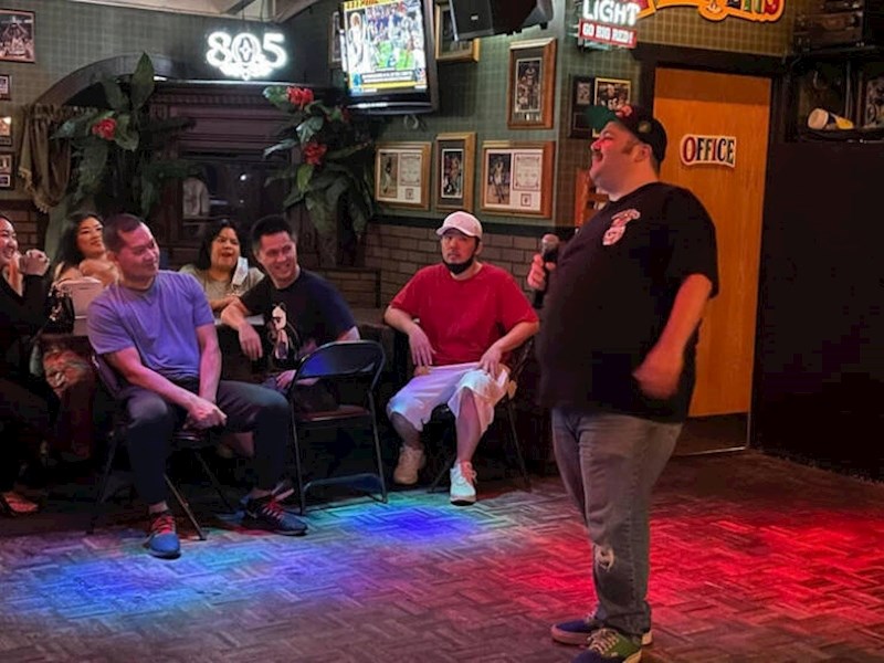 6. Već godinama se pokušavam baviti stand up komedijom i večeras su mi prvi puta platili gažu. Presretan sam!