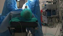 Bizaran prizor iz Poljske obišao je svijet, nećete vjerovati što pacijent radi za vrijeme operacije