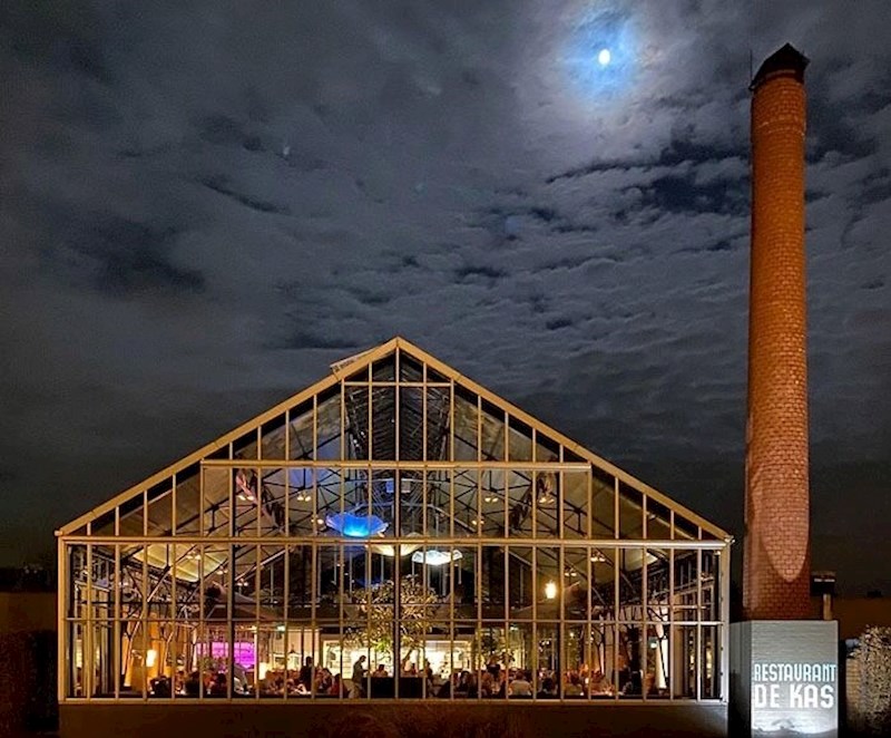 13. Restoran De Kas u Amsterdamu, izgleda kao staklenik i u njemu se služe samo najsvježije namirnice i povrće ubrano toga dana