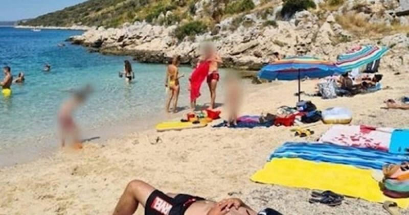 Tip je na plaži zaštitio glavu od sunca na nesvakidašnji način i postao viralni hit, morate vidjeti