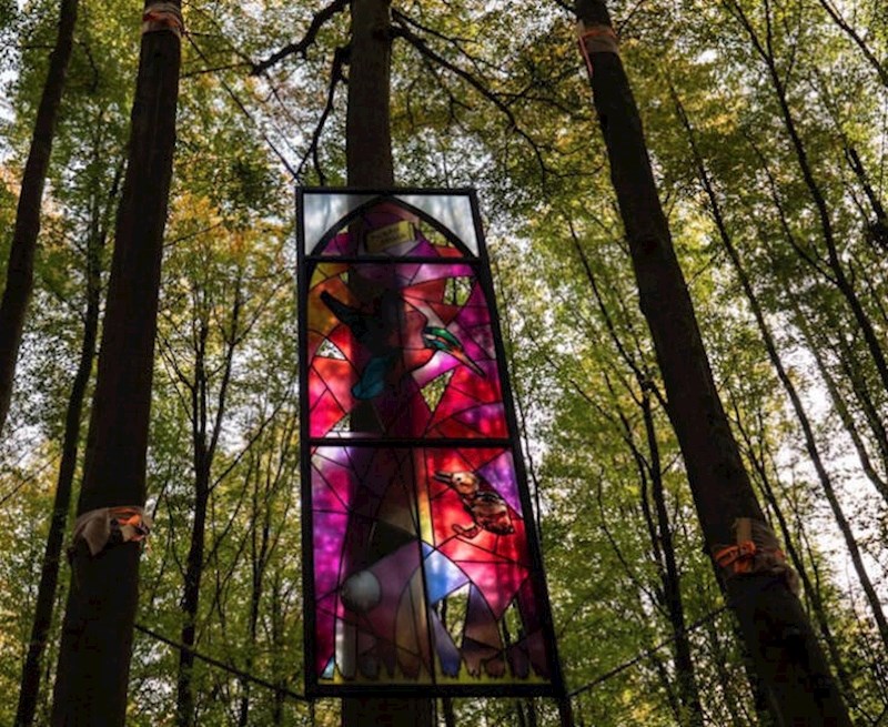 12. Netko je pronašao oslikani prozor usred šume