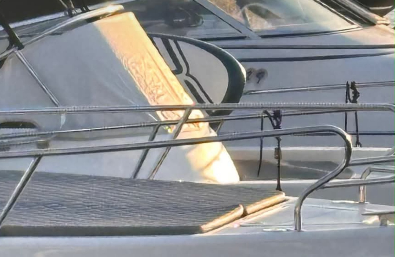 Prolaznik je na rivi u Vodicama slikao privezani gliser urnebesnog imena, morate vidjeti ovaj hit