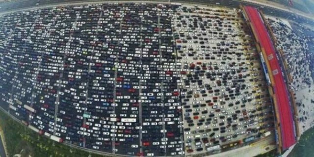 11. Ovo je najduža prometna gužva ikad zabilježena. Kineska nacionalna autocesta 110 bila je zakrčena 100 km tijekom 10 dana