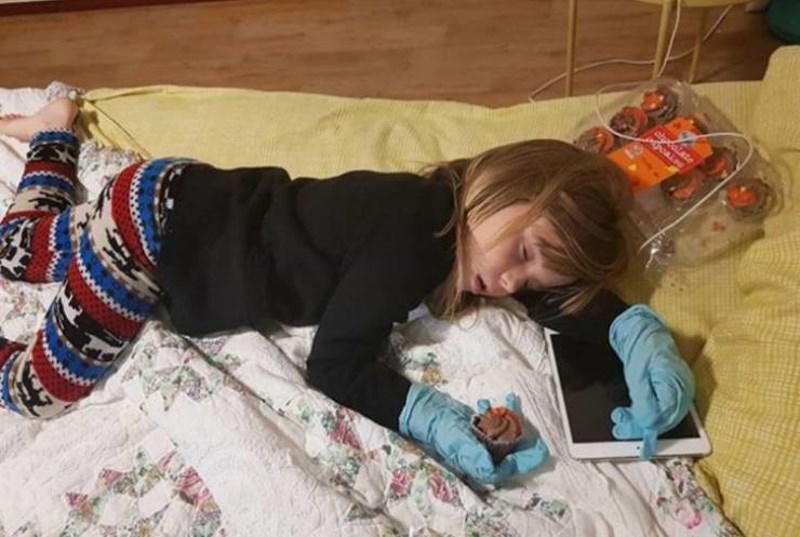 3. Zaspala je s kolačićem u ruci