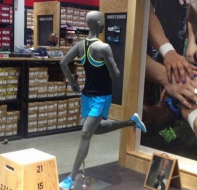 21. Premda se radi o lutki, izgleda bolno.