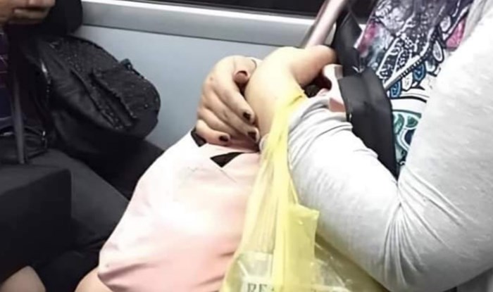 Putnici nisu mogli prestati buljiti u sadržaj vrećice koju nosi ova žena, fotka je teški hit