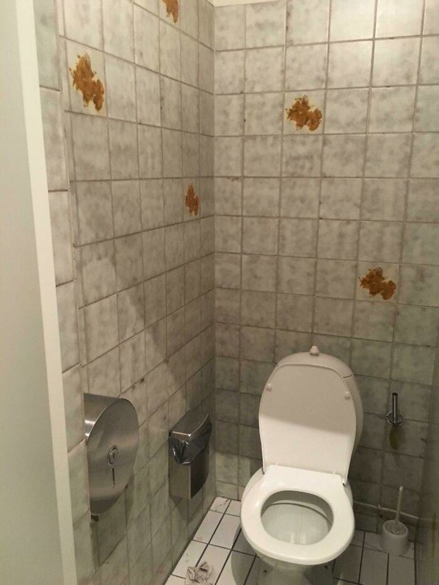 4. Kao niti pločice sa smeđim detaljima