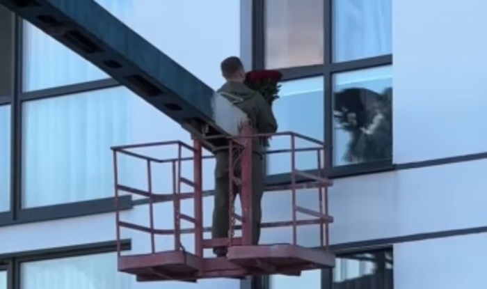 Tip je unajmio dizalicu i priredio iznenađenje djevojci, video je hit zbog njezine brutalne reakcije