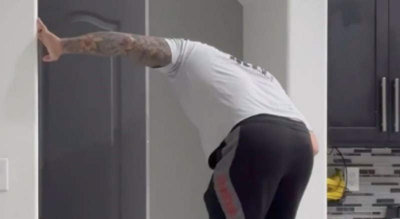 Kćer je objavila urnebesnu snimku svoga tate kako pokušava uloviti miša, odmah je postala hit