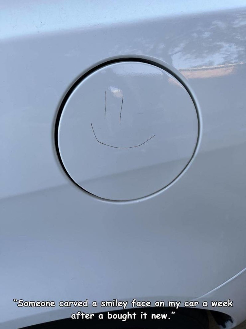 12. Netko mi je ugravirao smajlija na novi auto