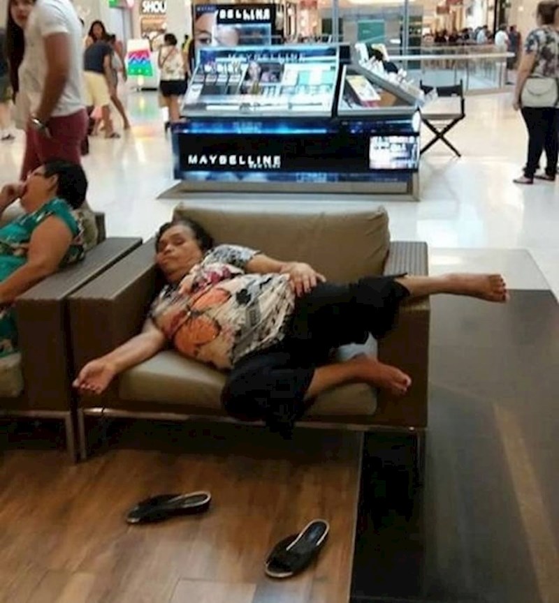 16. A žena usred shoppinga