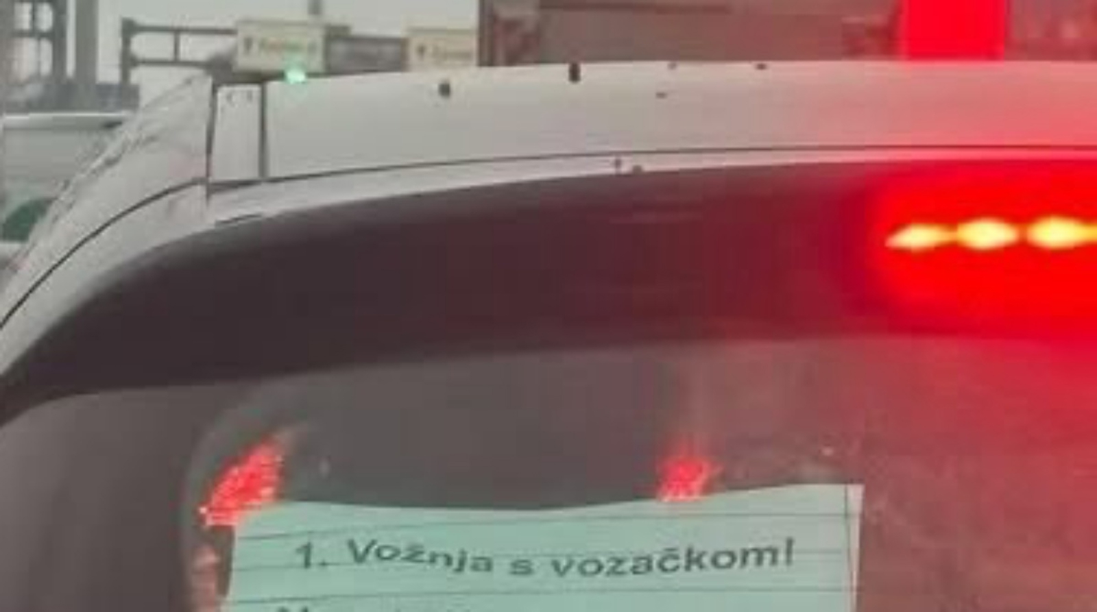 Vozač početnik na auto je zalijepio poruku za ostale vozače, morate vidjeti što im je poručio