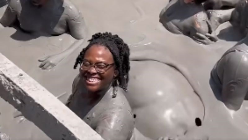 Žena se kupala u blatu pa napravila nešto za što je mislila da će ostati tajna, snimka je urnebesna