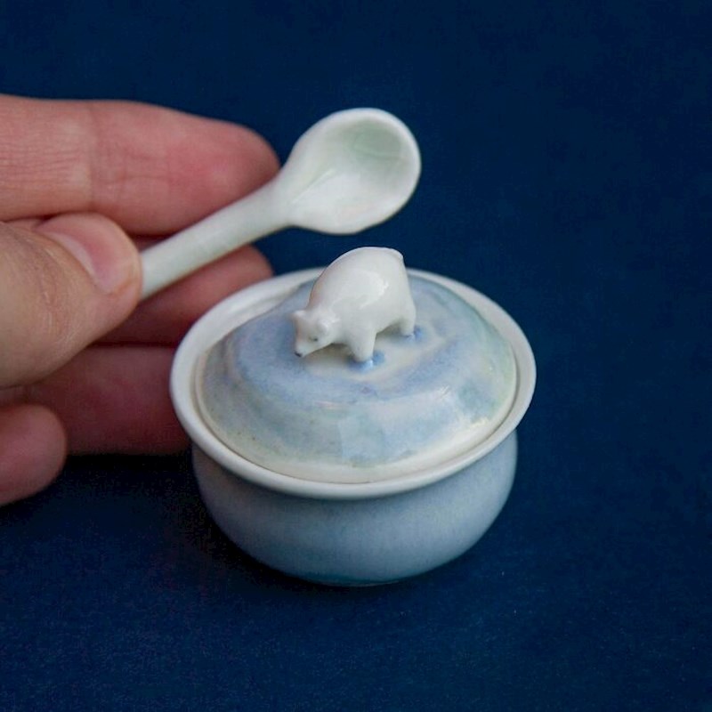 14. Napravio je porculansku posudicu za šećer s porculanskim medvjedom na vrhu. Preslatko!