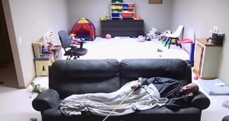 Ovom tati dan nije dobro počeo, morate vidjeti što mu je sin napravio dok je drijemao na kauču