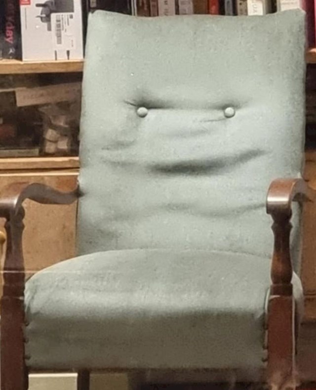 5. "Netko je ukleo moju stolicu!"