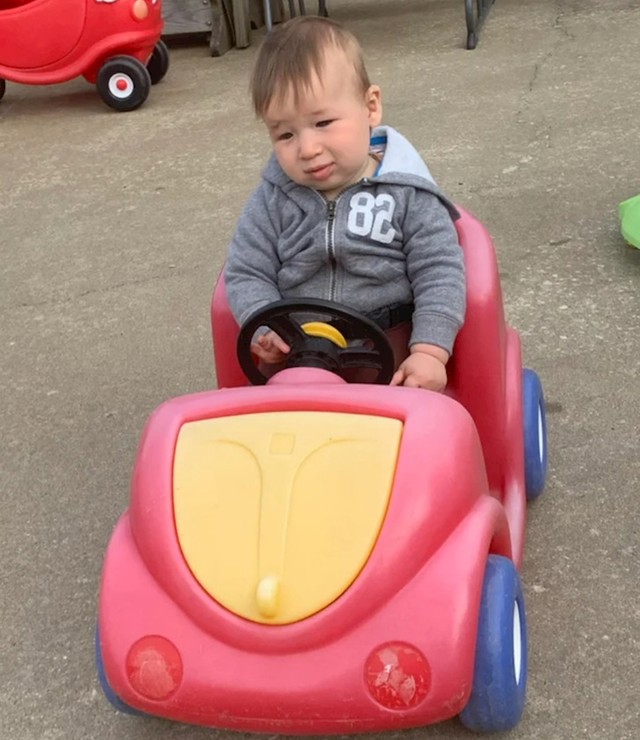 12. Izgleda kao sredovječni tip koji vozi do posla kojeg mrzi
