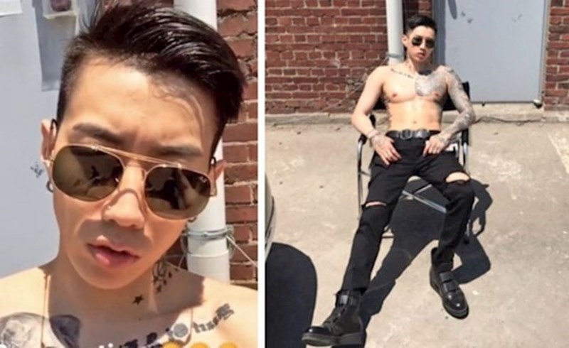 Tip glumi da pozira na bazenu. Zapravo je na običnom parkiralištu.