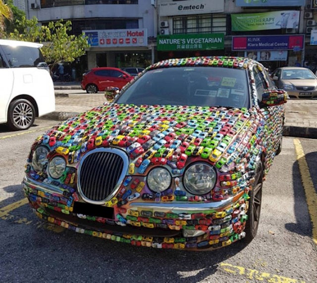 3. Auto na kojem je puno, puno malenih autića