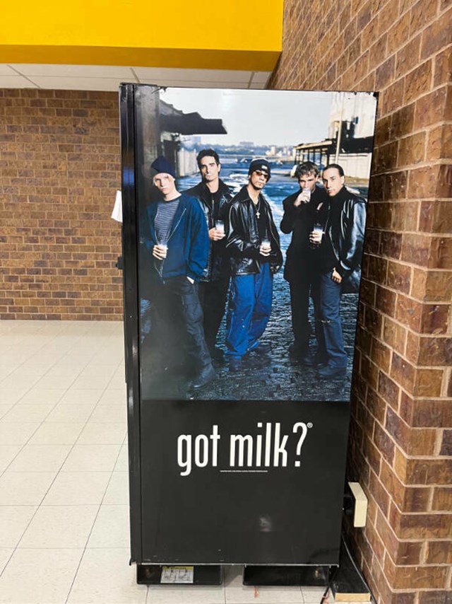 1. Automat u jednoj srednjoj školi u SAD-u ima fotku Backstreet Boysa