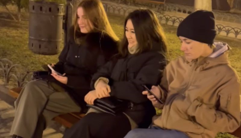 Klinac je ugledao nepoznate djevojke na klupici u parku, cijeli internet smije se njegovoj reakciji