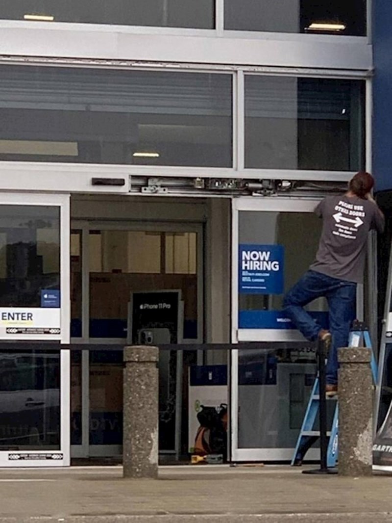 10. Majica ovog radnika koji popravlja vrata služi i kao znak na kojem moli ljude da koriste neka druga vrata.