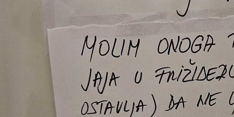Zaposlenik je fotkao natpis koji je osvanuo na zajedničkom frižideru, netko je imao važnu primjedbu